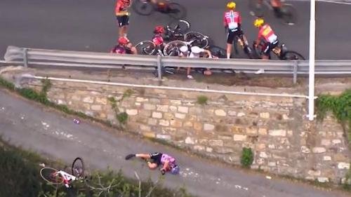 Après sa chute, Debora Silvestri reste immobile sur la chaussée. - repro « La Voix ».jpeg