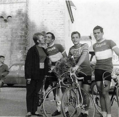 La famille Bonnefond en 1963 - Paul (avec-le-bouquet)et ses freres Georges  et Charles.png