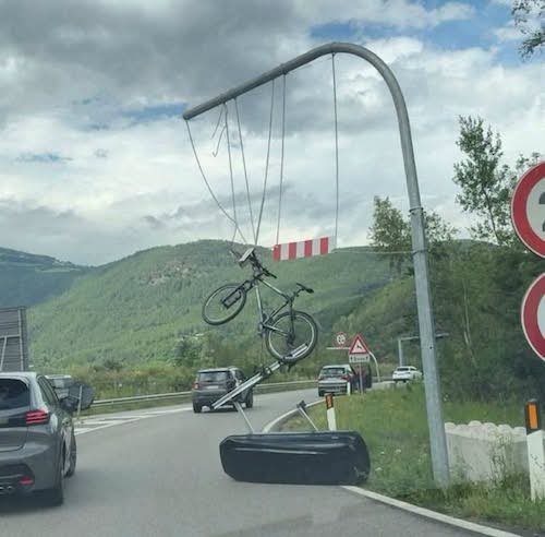vélo sur le toit.jpg