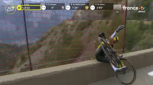 sortie de route de Sepp Kuss lors de la 20 étape.jpg