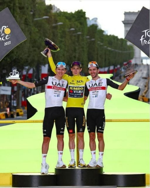 Souvenir Tour 2023.jpg