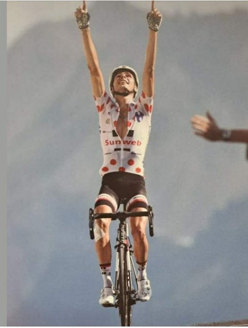 Souvenir Warren Wowa doigts au ciel.jpg