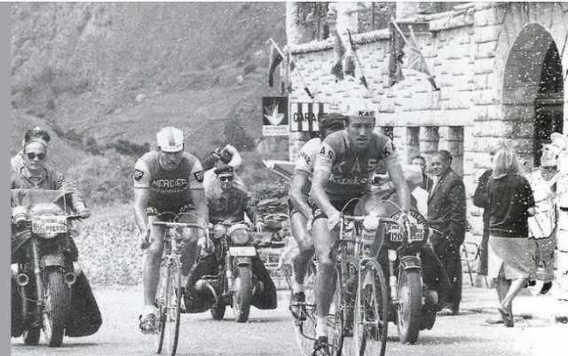 Souvenir Tour 1964 GRIMPEURS AU m2.jpg