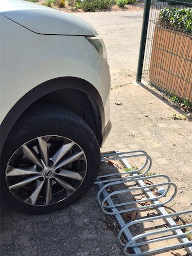 Quand un cycliste gare son auto.jpg