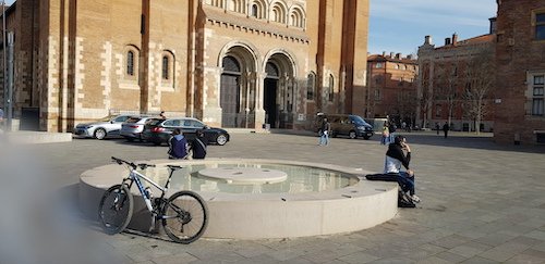 11 le miroir d'eau devant Saint Sernin.jpg