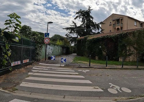 Une piste cyclable de qualité, comme on sait les faire à Toulouse.jpg