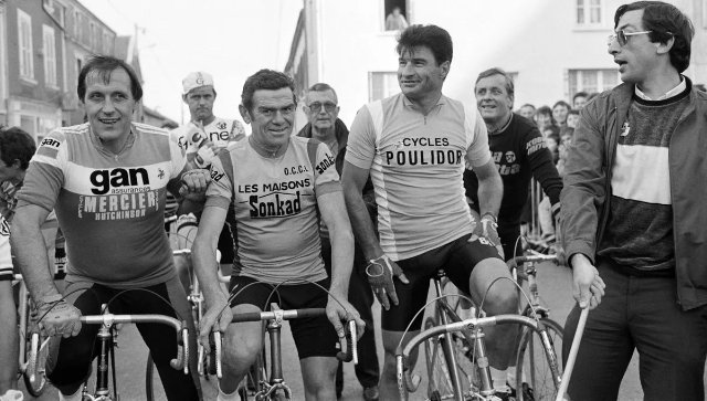 André Foucher entre Raymond Poulidor (à droite) et Jean-Pierre Genet (à gauche).jpg