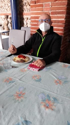 le plus difficile c'est de manger avec un FFP2.jpg