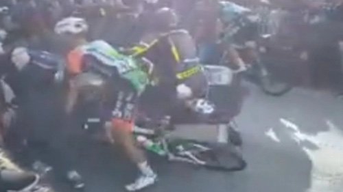 Michael Bresciani renversé par une moto lors de la Tirreno Adriatico .jpg