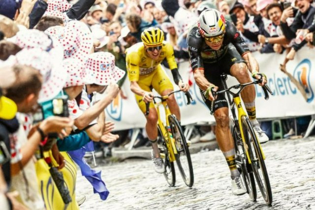 Souvenir Wout Van Aert.a fait craquer Pogacar lors du troisième.jpg